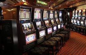 Pengguna menjelajahi lobby game togel100 dari browser ponsel Android